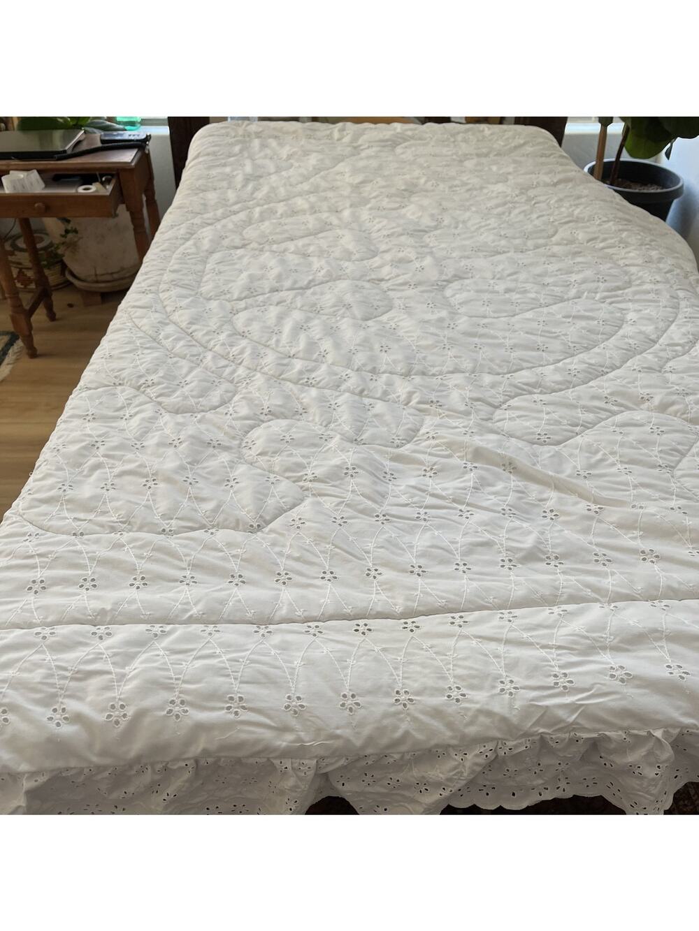 Vtg Sears Full Comforter White Eyelet Quilt Floral Embroidery Scallop Lace